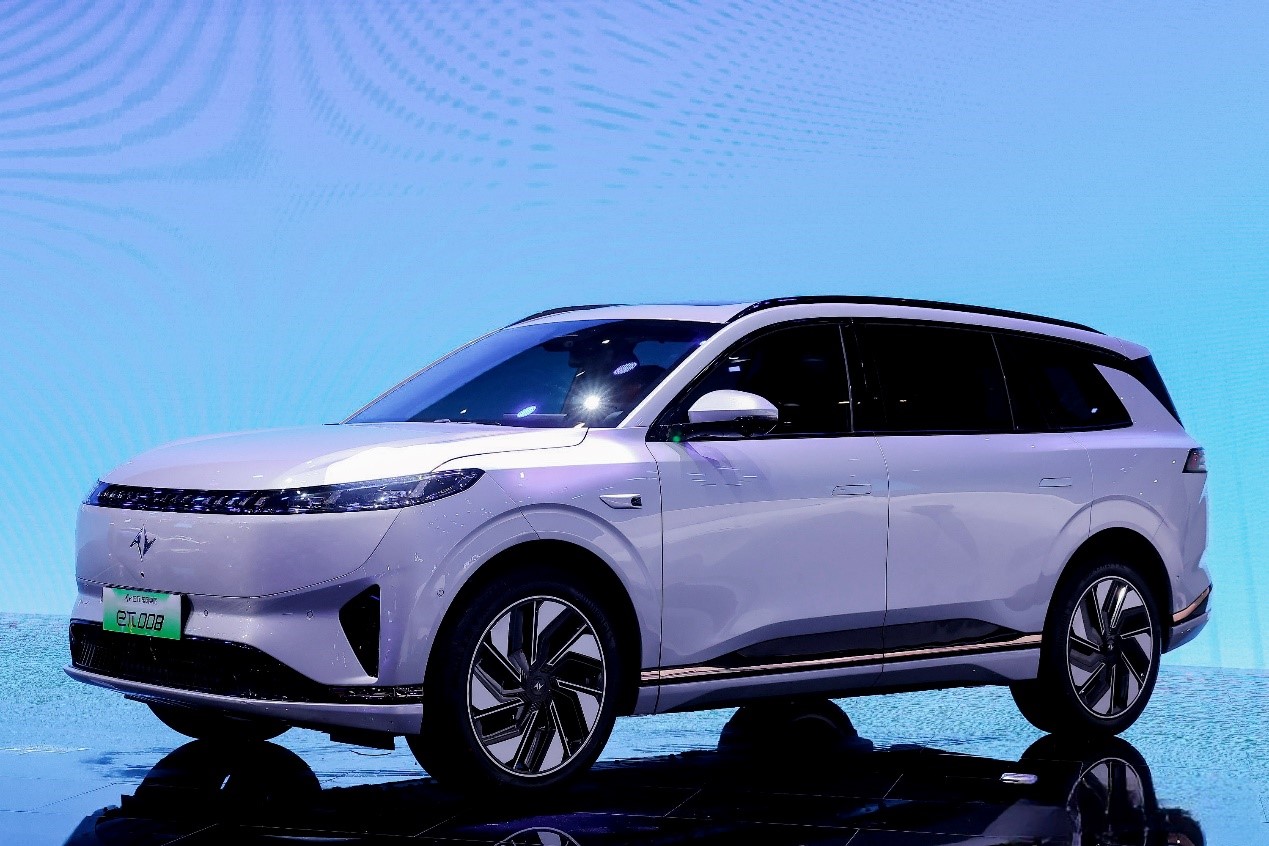 东风奕派北京车展再上新，家庭智能大型SUV eπ008预售五小时订单破万