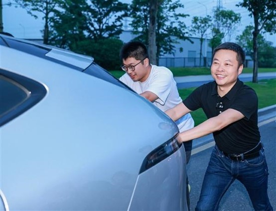 何小鹏直播“推车”背后，小鹏汽车亮出隐藏技能