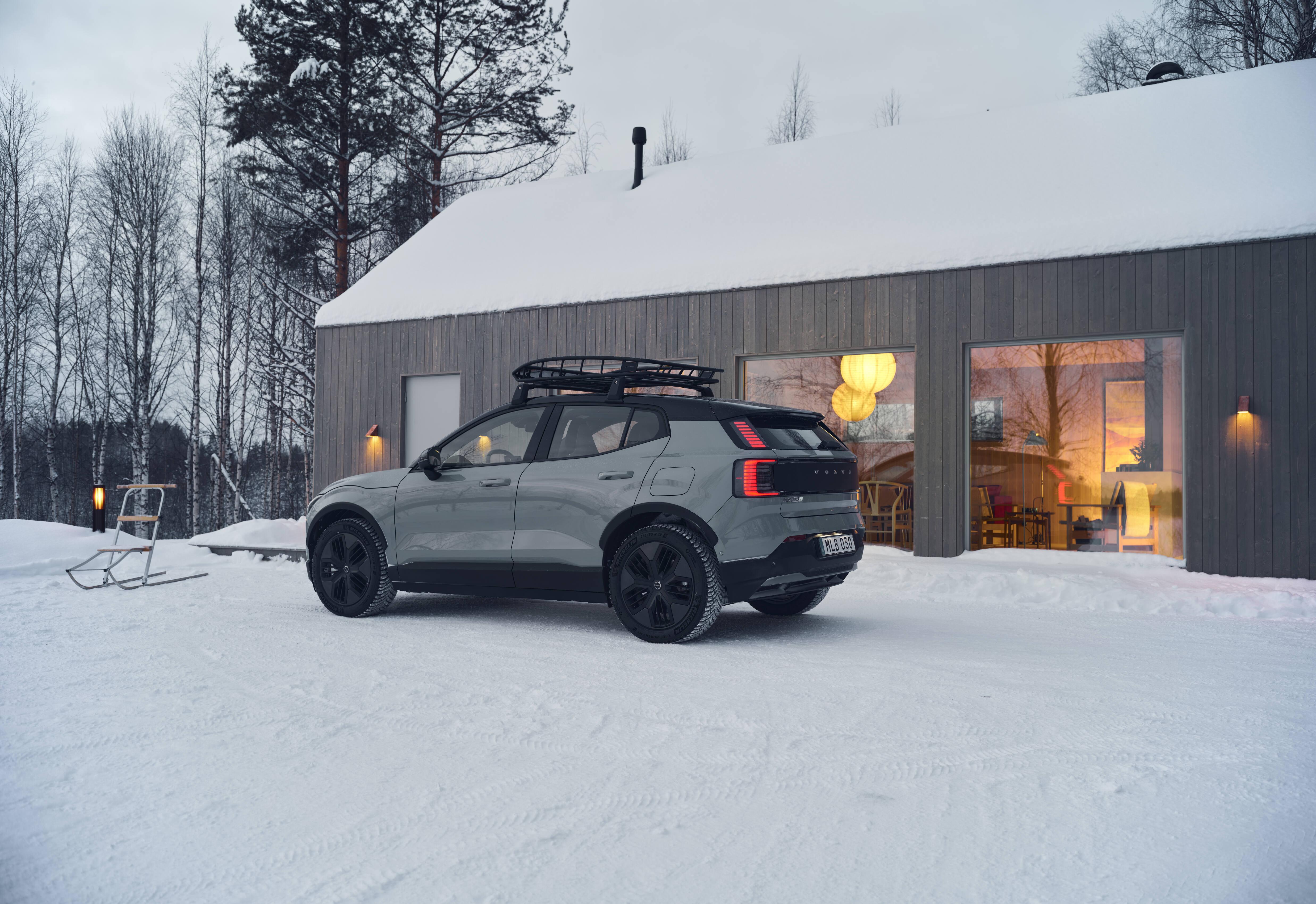 沃尔沃首款纯电跨界SUV EX30 CC硬核上市,23.38万起
