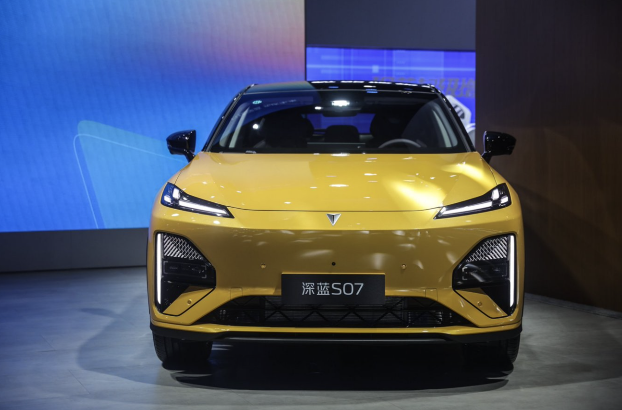 全新深蓝S07亮相车展，定义同级“最豪华、最舒适、最智能、最省最强”SUV
