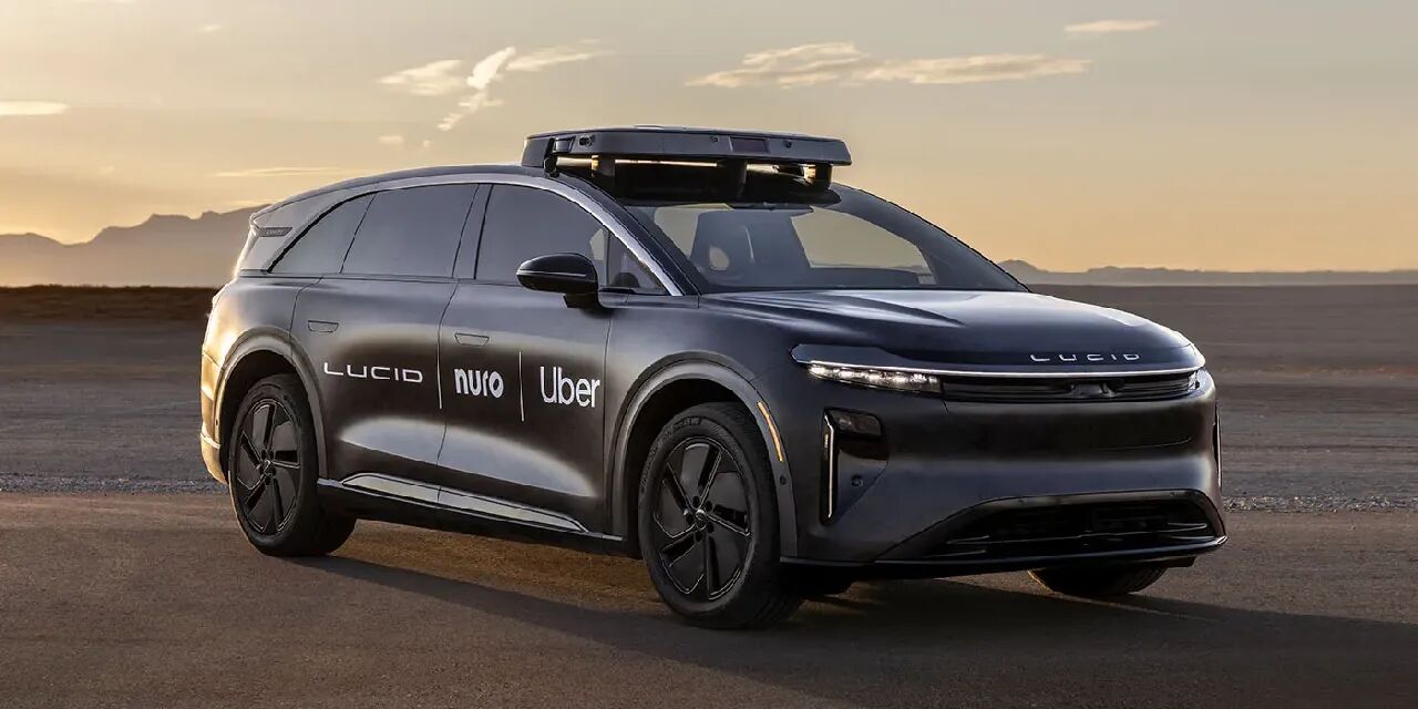 Robotaxi三国杀：Lucid交车了，特斯拉慌吗？