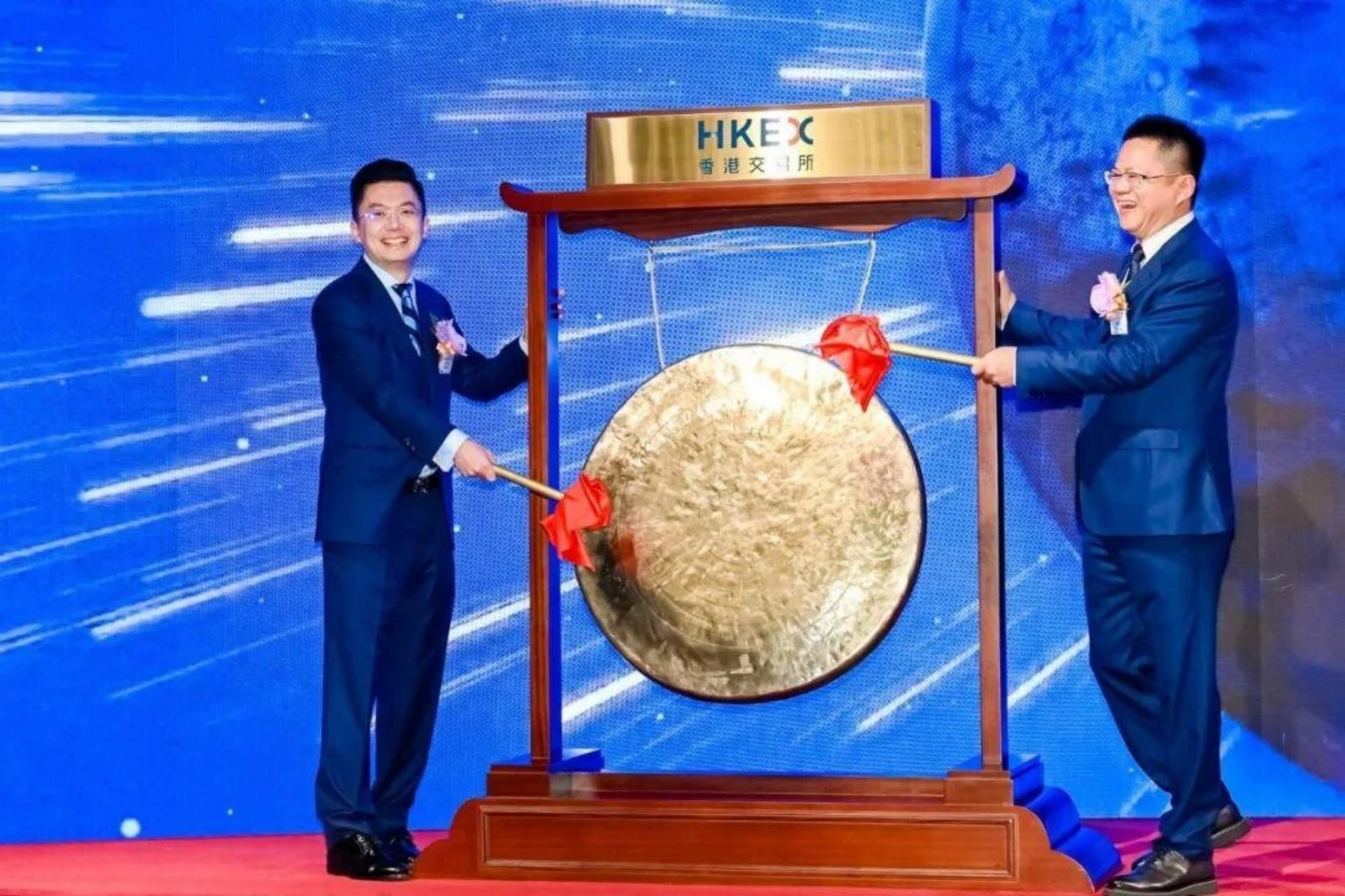 应宜伦中环敲锣，港交所智能座舱第一股响了！