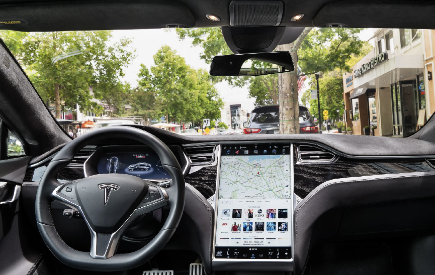 特斯拉向死对头低头了