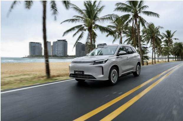 第三代蓝电 E5 PLUS 上市，携 轮上三室一厅”场景功能，售价11.98万起