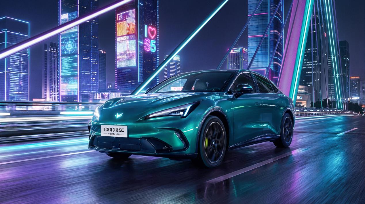 极狐全新阿尔法S5开启预售，补贴价11.28万元起