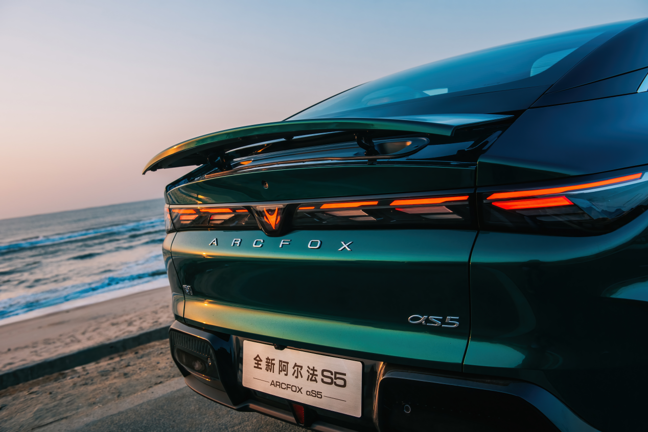 首个全场景AI发布会被极狐抢先了，全新阿尔法S5上市补贴价9.98万起