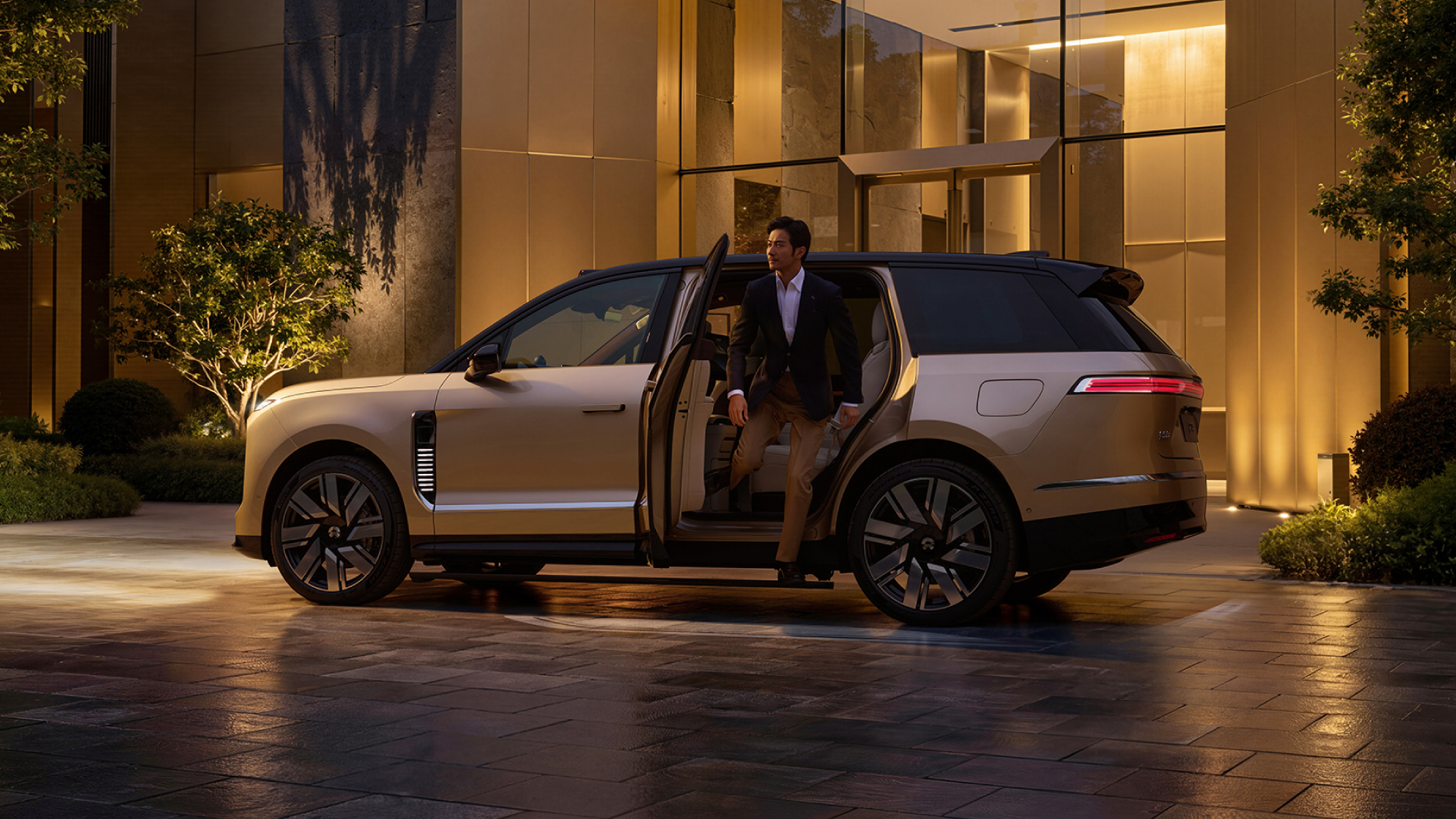 蔚来 ES9 来了：中国最大纯电旗舰 SUV，预售价 42 万起