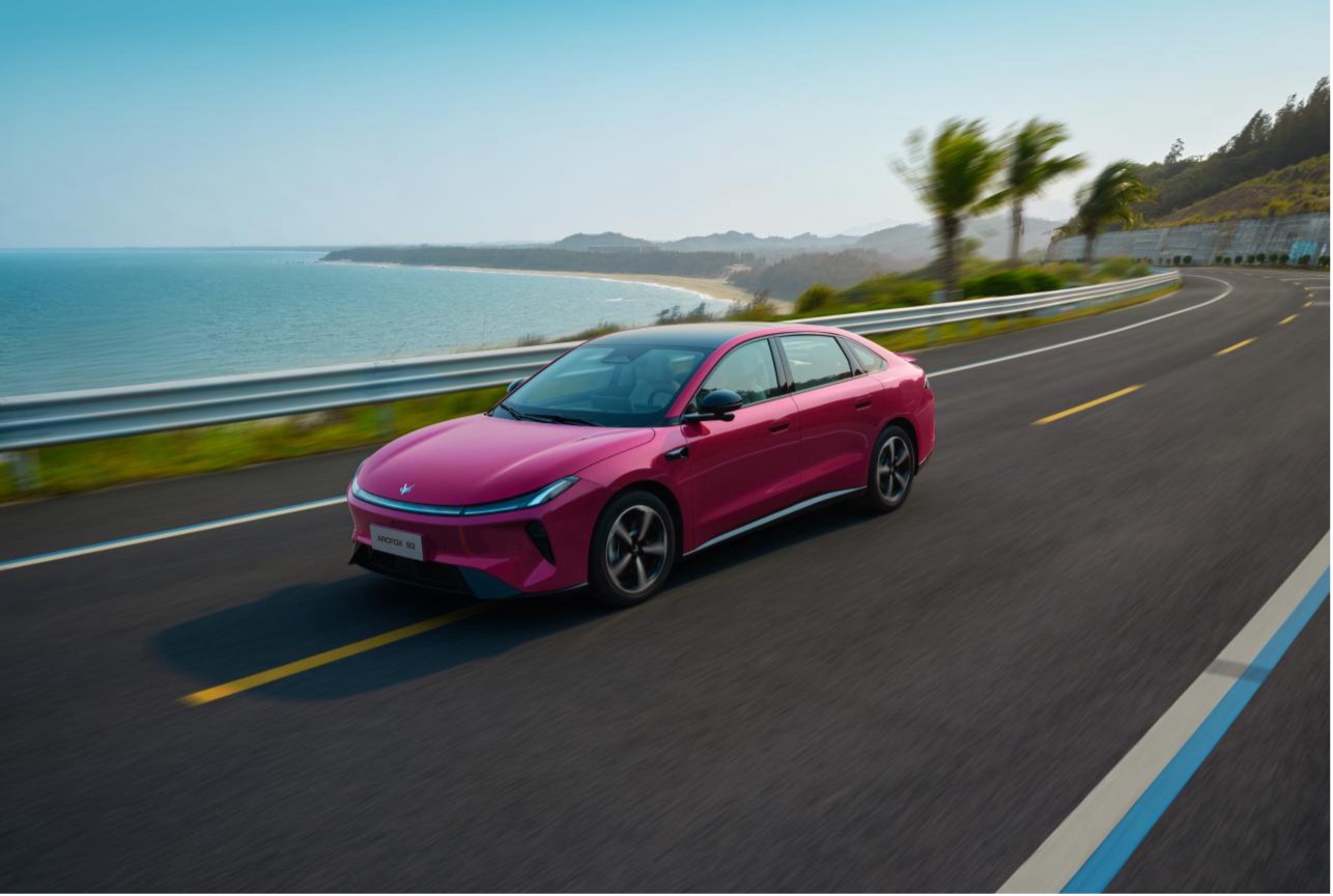 6.48万-12.58万元，大空间越级纯电家轿极狐S3正式开启预售