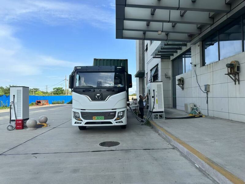 新能源重卡在专用充电站补能