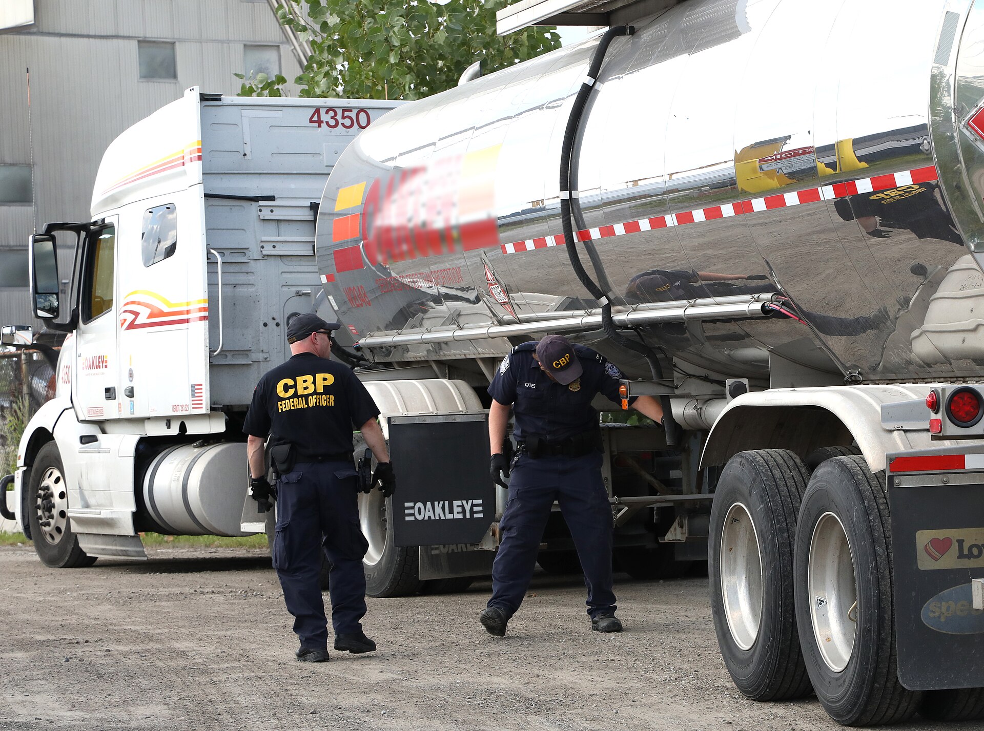 美国海关查验美加口岸商用卡车