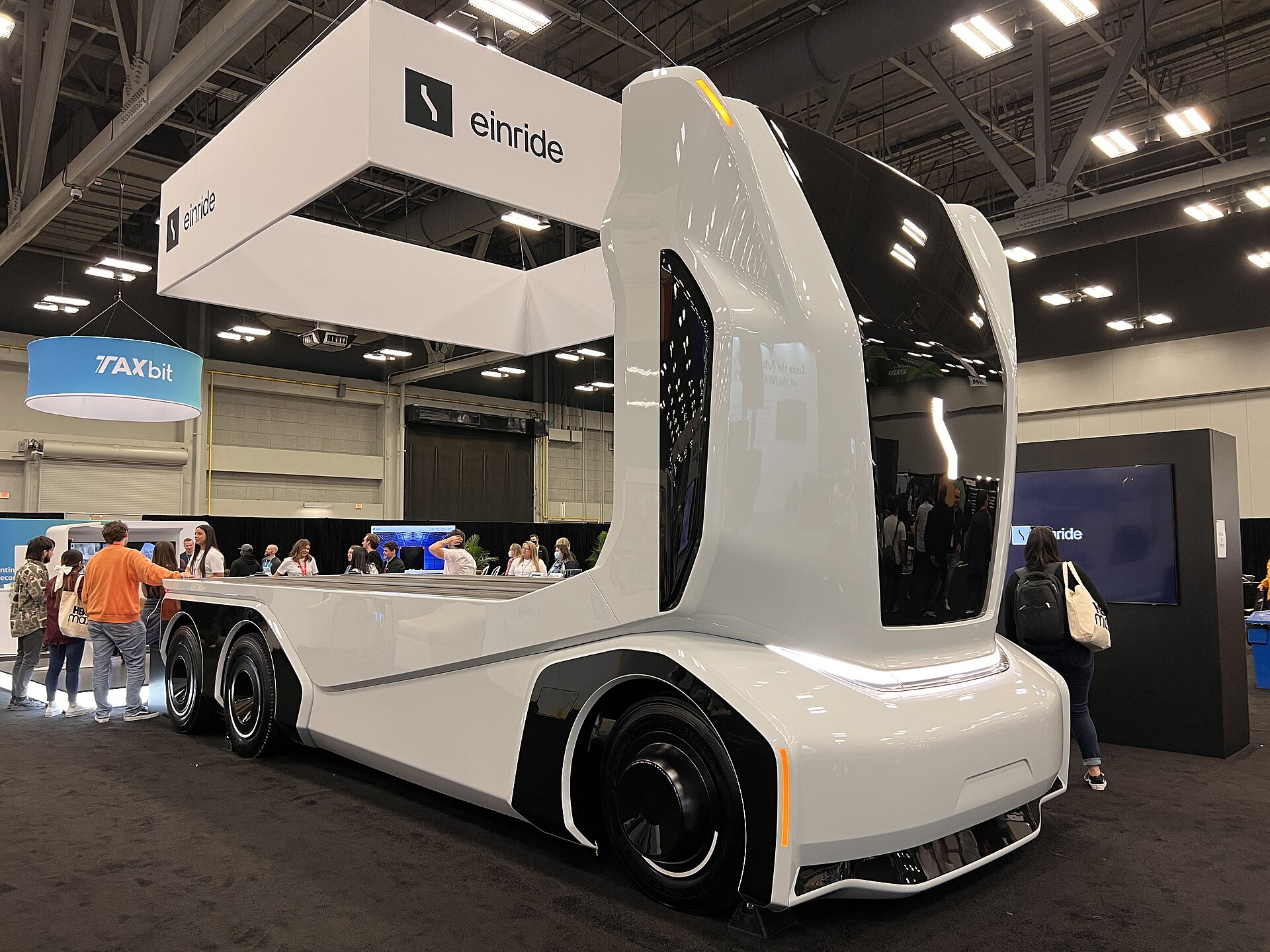 Einride引入500辆Tesla Semi，电动重卡迎来车队大考