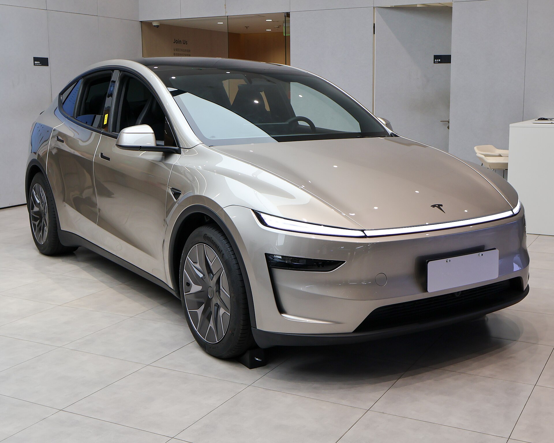上海道路上的特斯拉Model Y