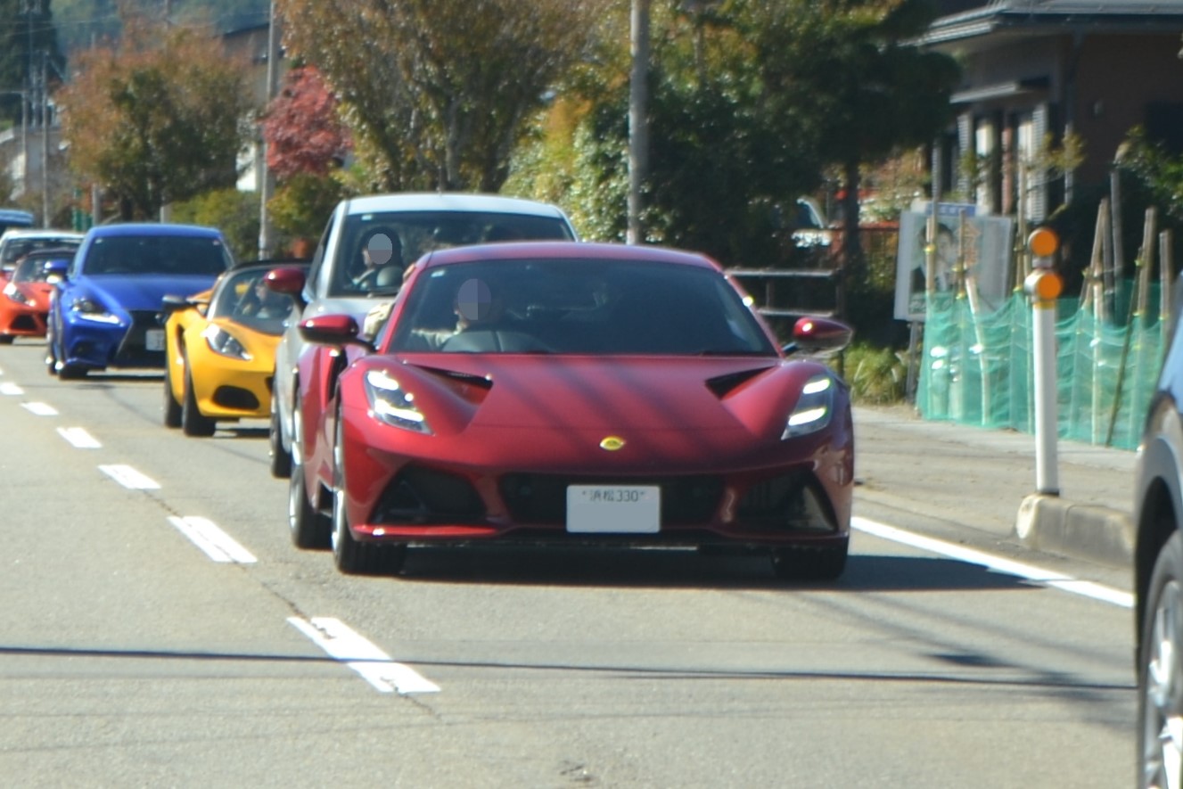 道路上的莲花Emira