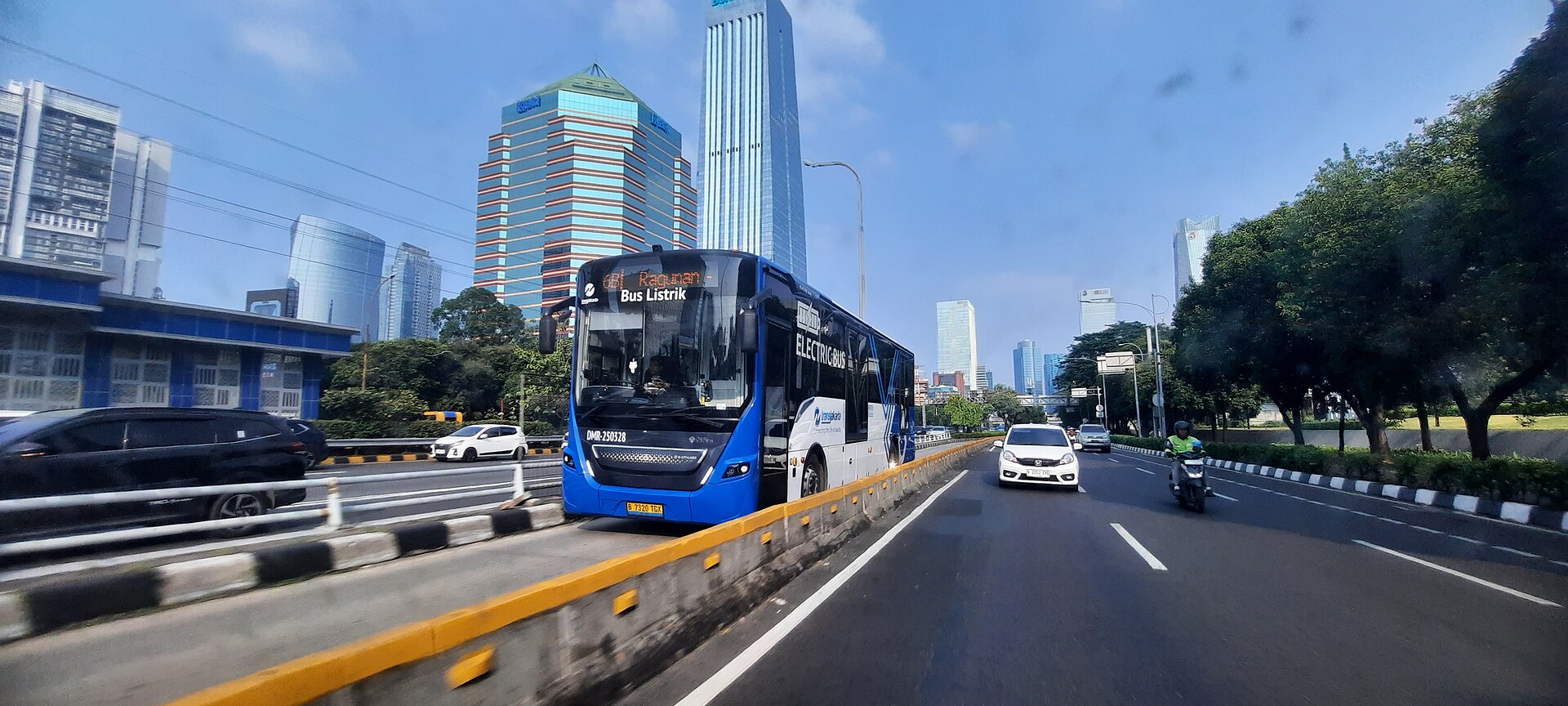 雅加达公交线路上运营的比亚迪电动巴士