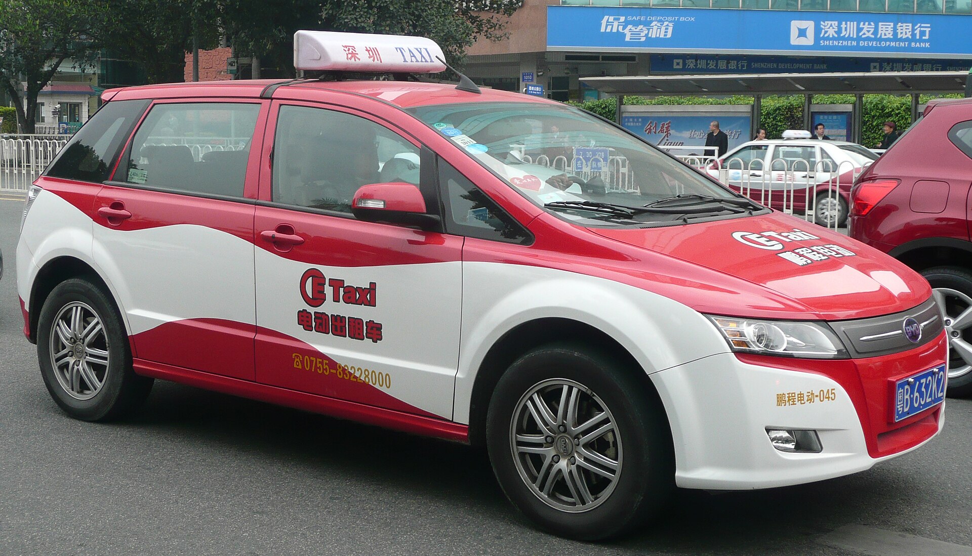深圳道路上运营的比亚迪e6纯电动出租车