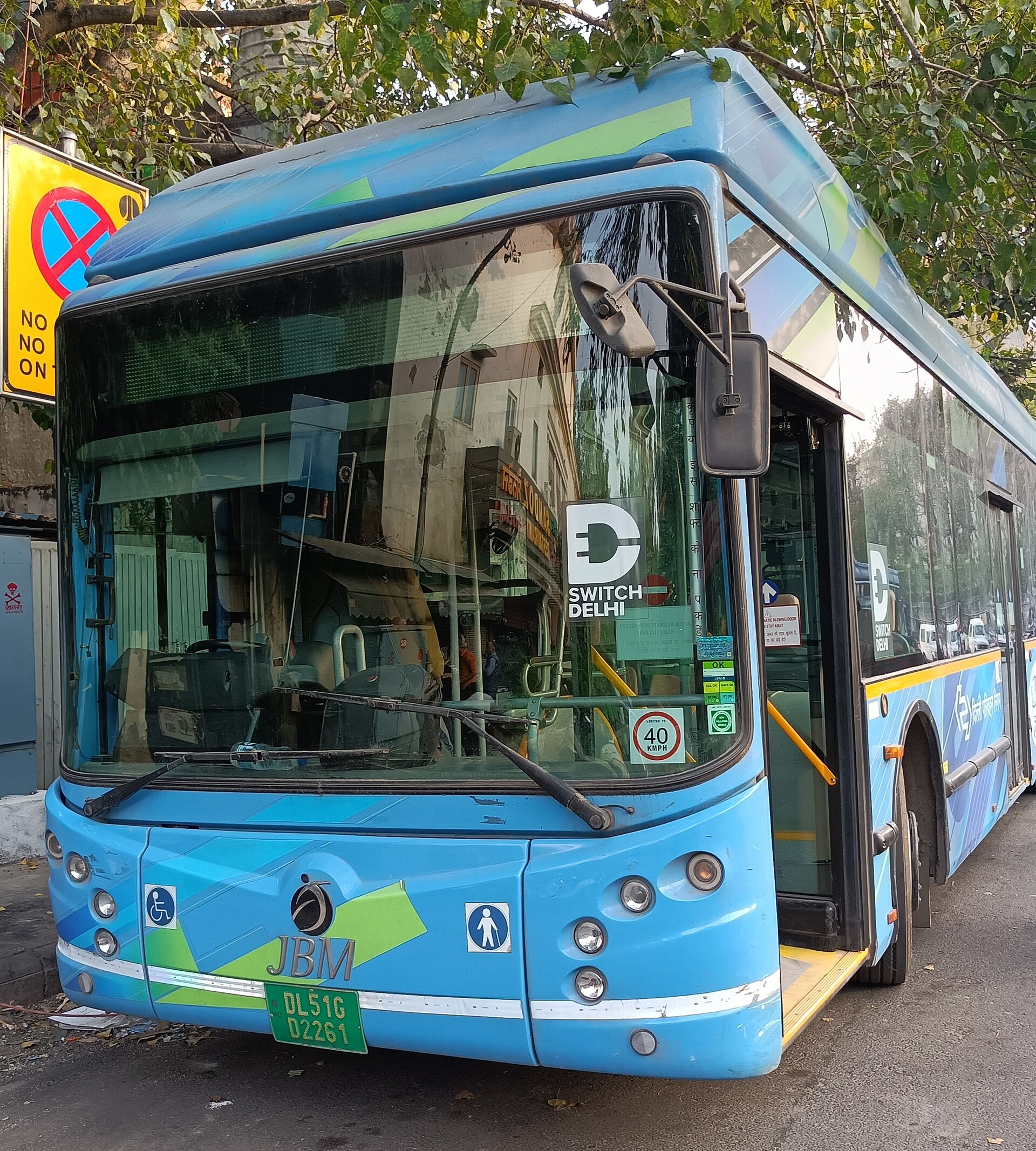新德里街头运营的纯电动公交车