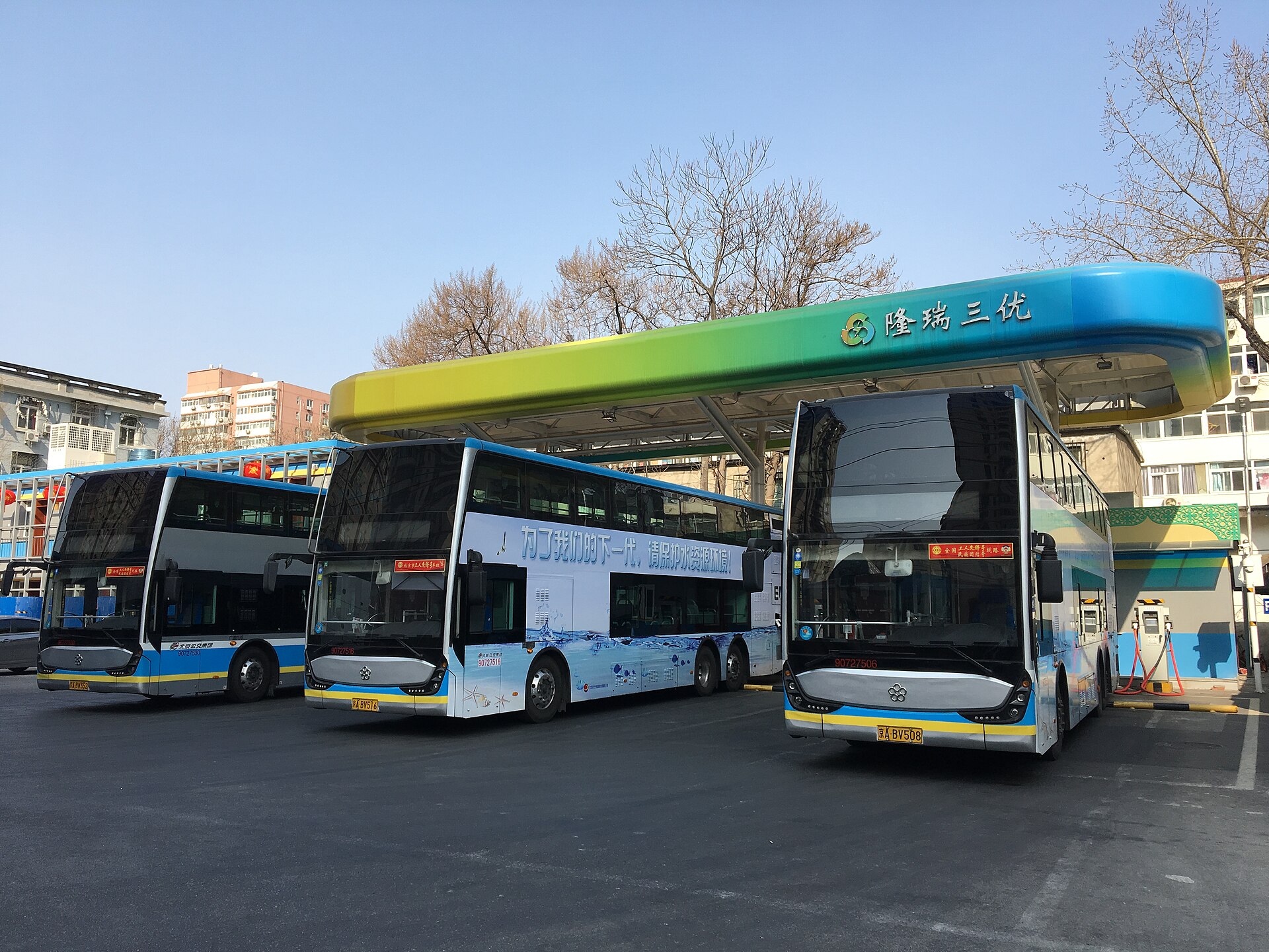 北京南菜园公交总站的电动公交车与充电设施