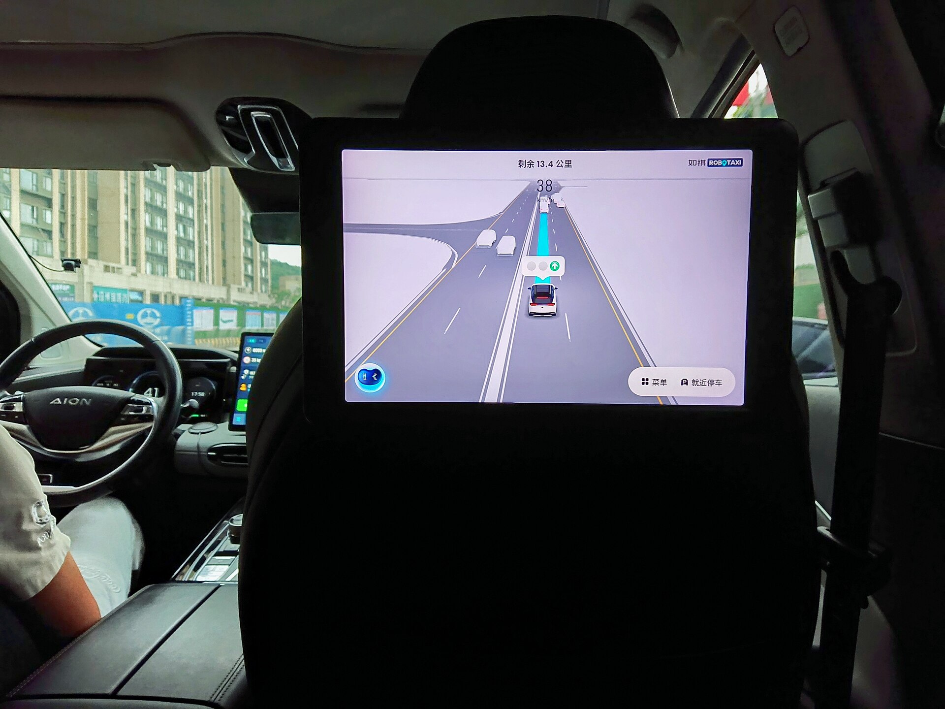 广汽如祺Robotaxi车内的中控与乘客信息屏实景