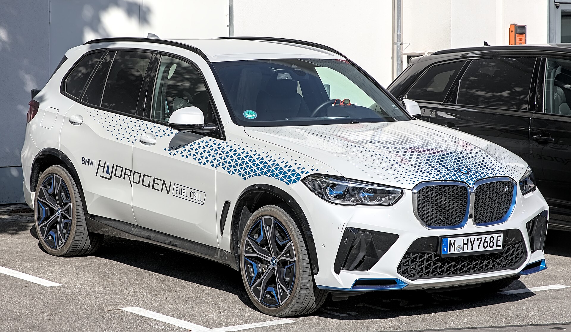 测试车、慕尼黑与Steyr三线并进，宝马把氢能推向2028