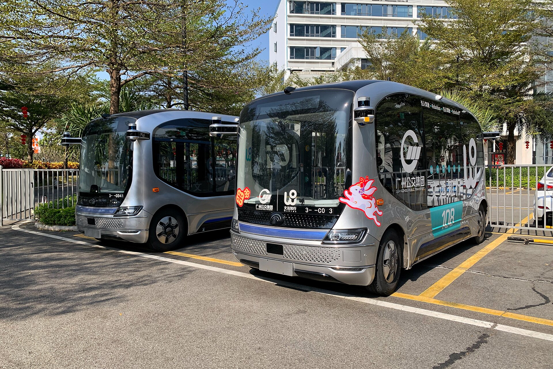 广州国际生物岛道路上的文远知行无人驾驶小巴