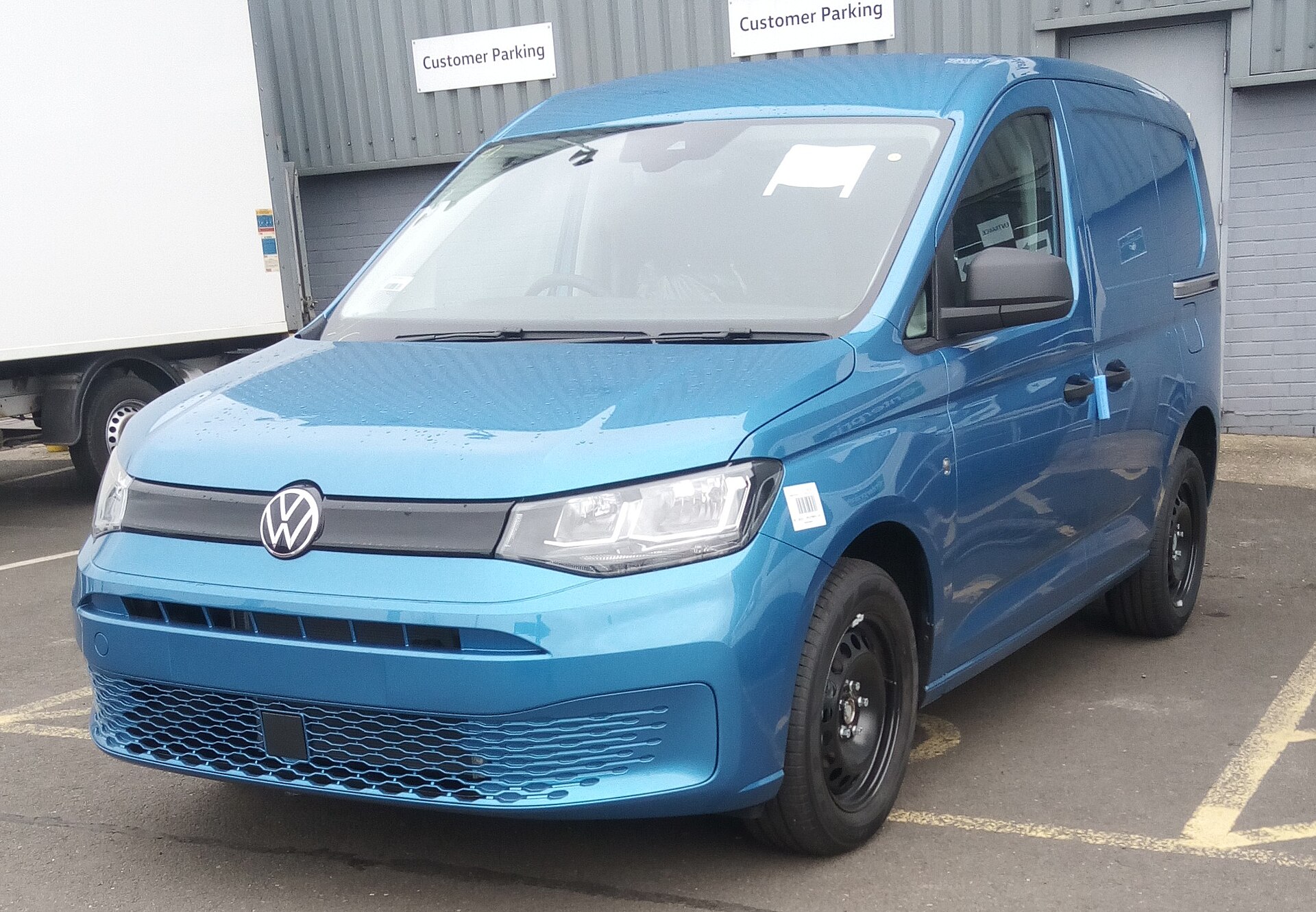 道路旁的第五代大众Caddy Cargo轻型商用车