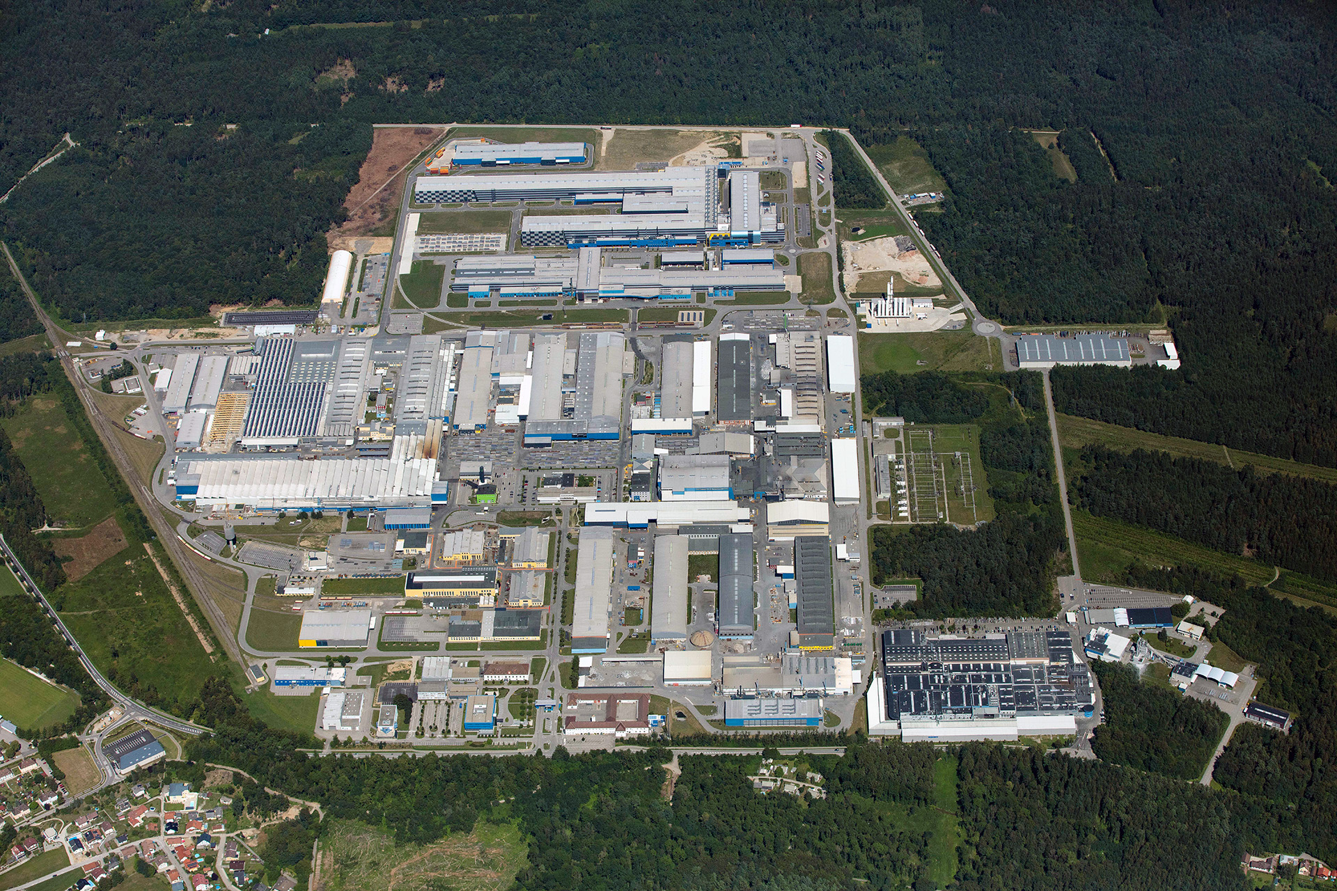 先涂后冲压，诺贝丽斯想从一卷铝材里省掉两道电池工序