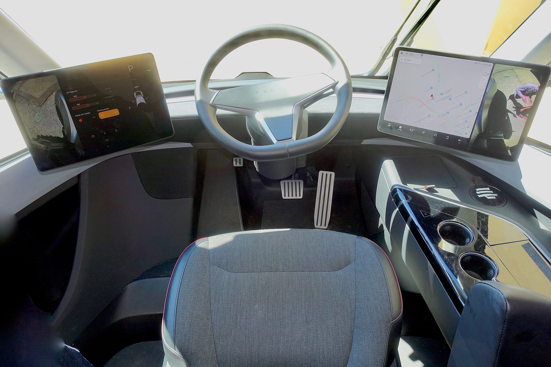 展会现场开放展示的Tesla Semi驾驶舱