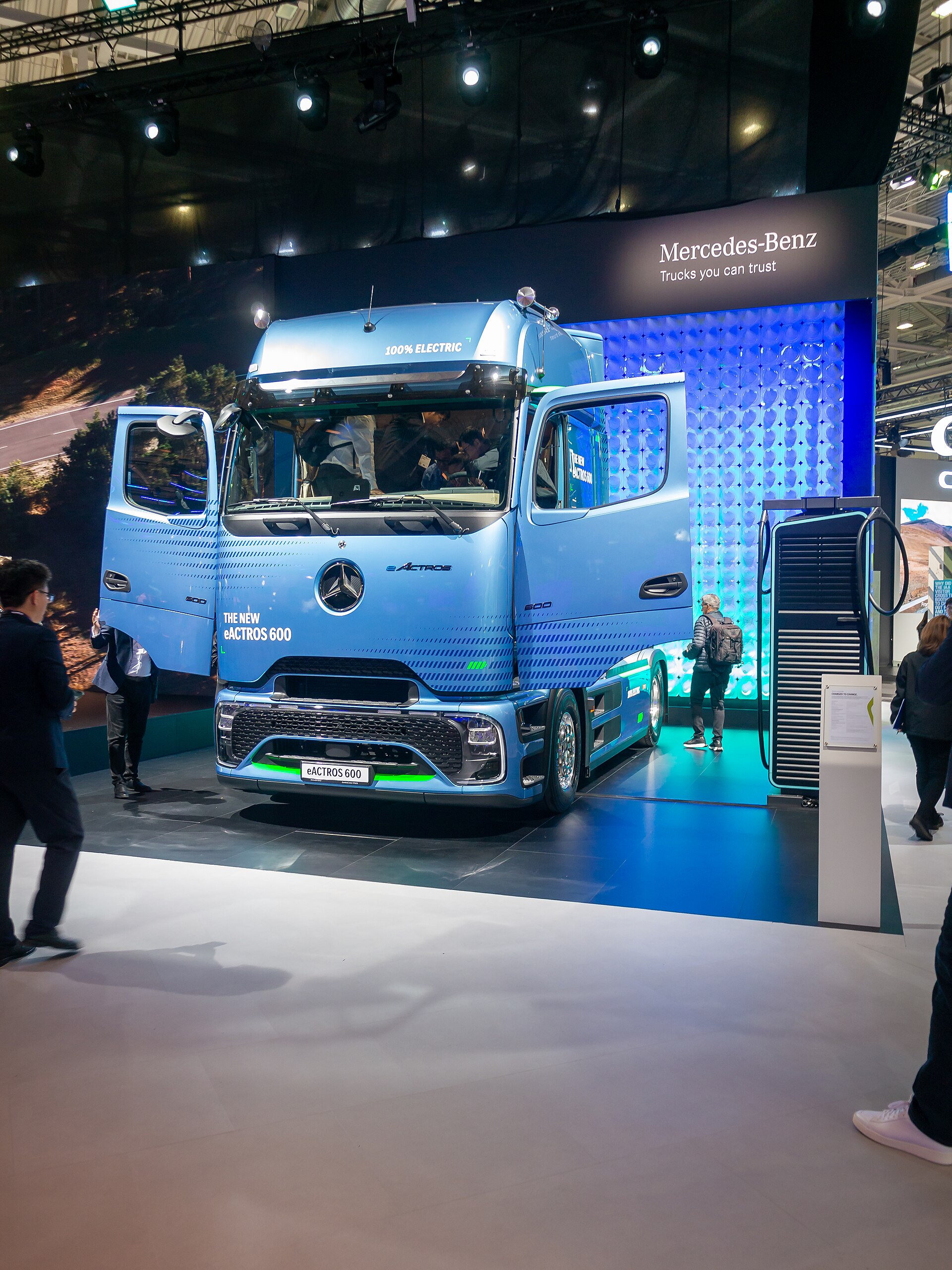汉诺威IAA Transportation展出的重卡补能设施