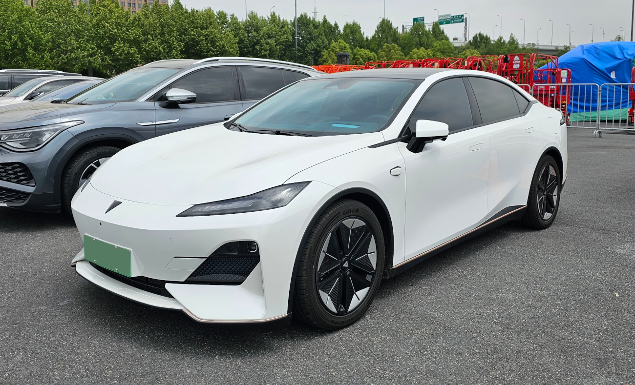 中国市场上的深蓝SL03增程式电动车