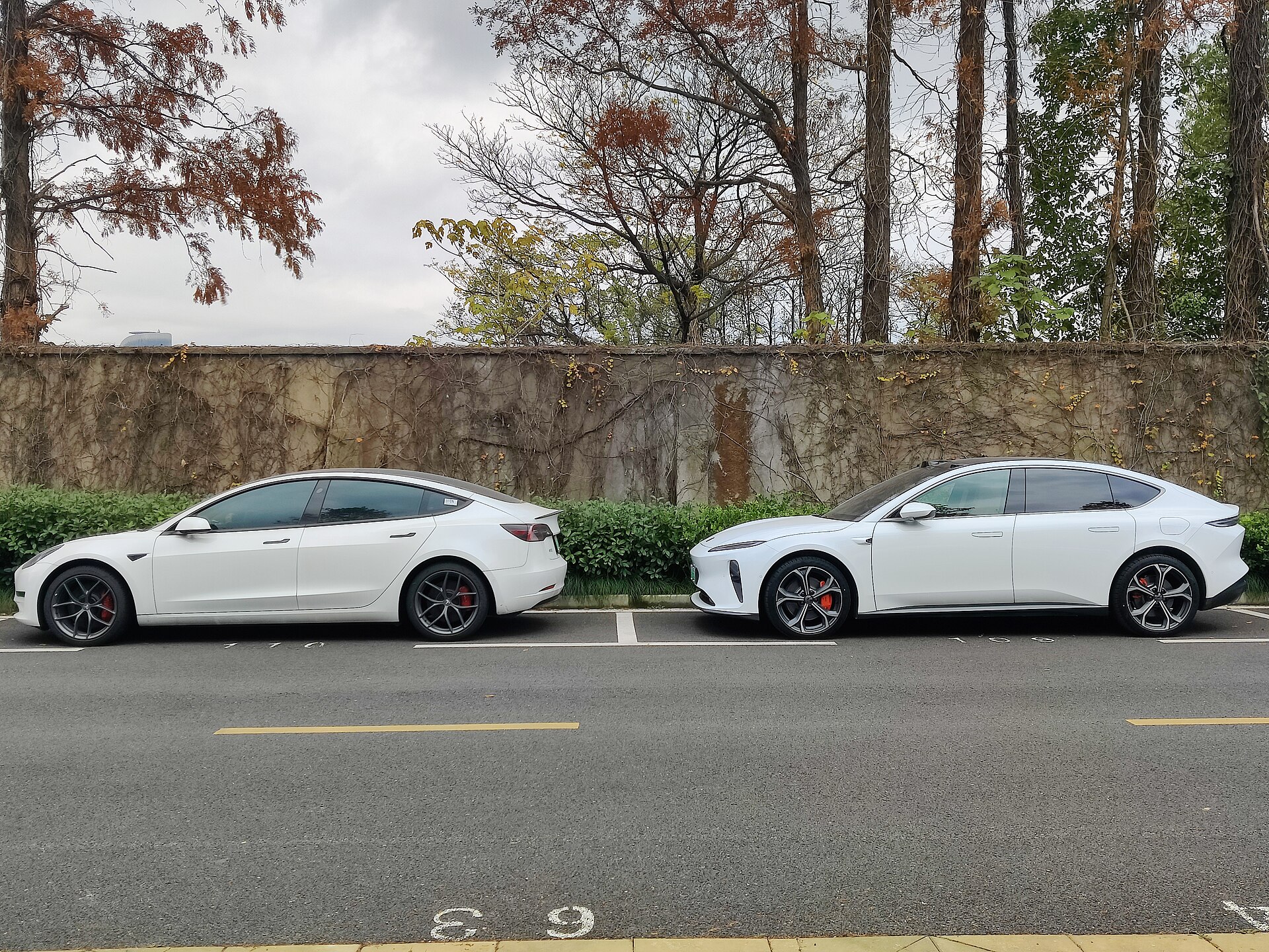 中国市场中的特斯拉Model 3与蔚来ET5纯电乘用车
