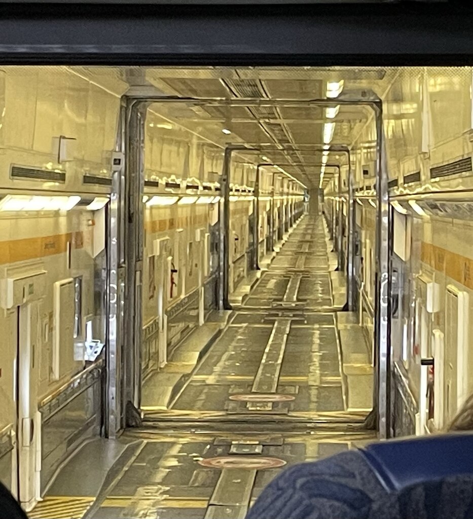 车辆驶入英吉利海峡隧道列车