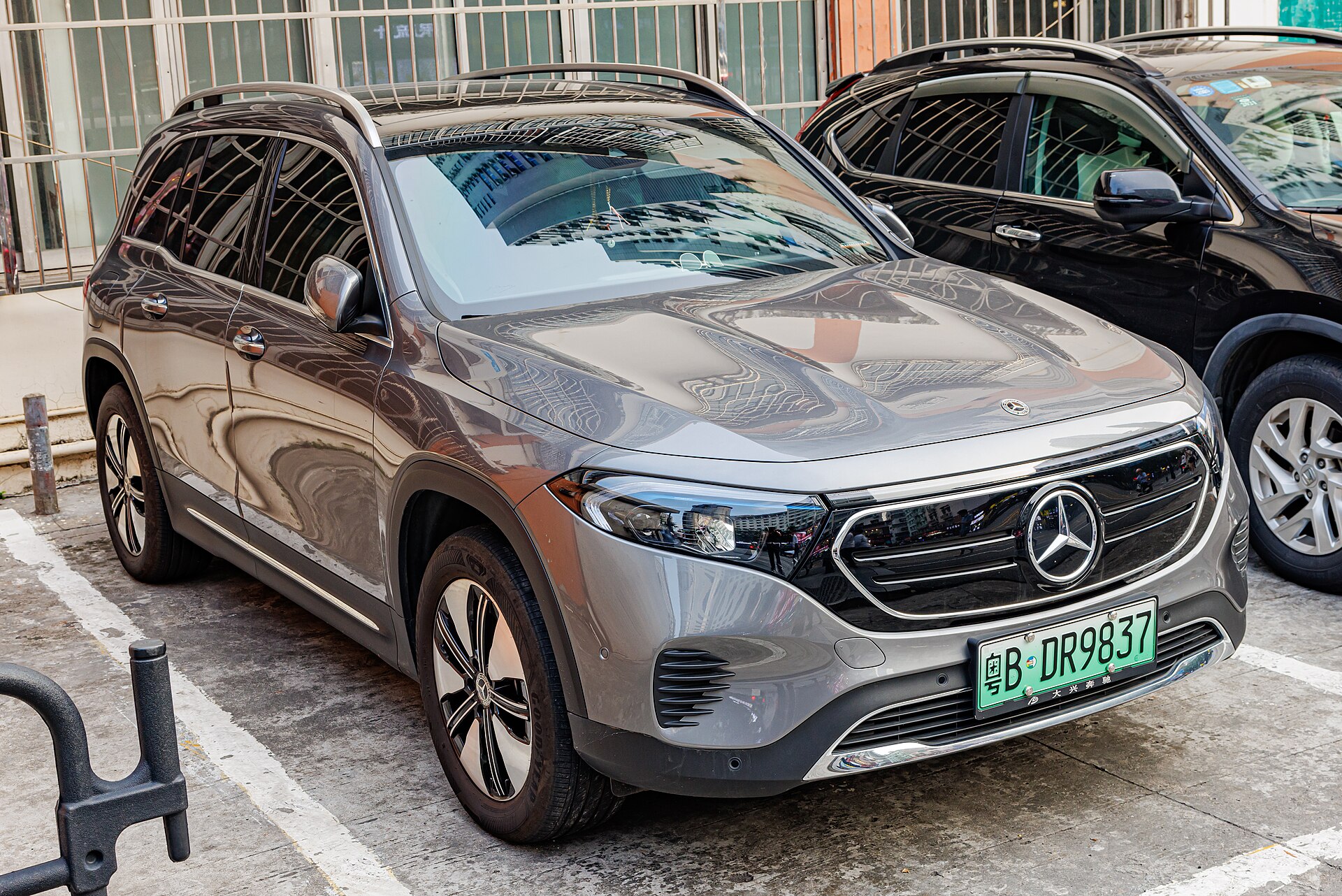 广东牌照梅赛德斯-EQ EQB户外停车