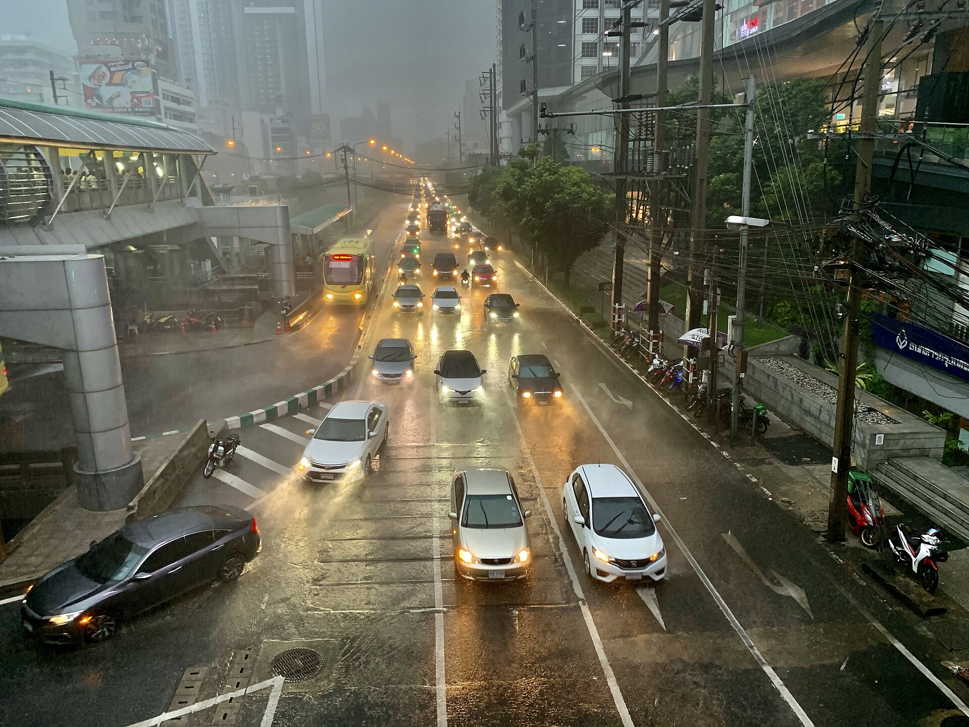 曼谷暴雨道路车辆