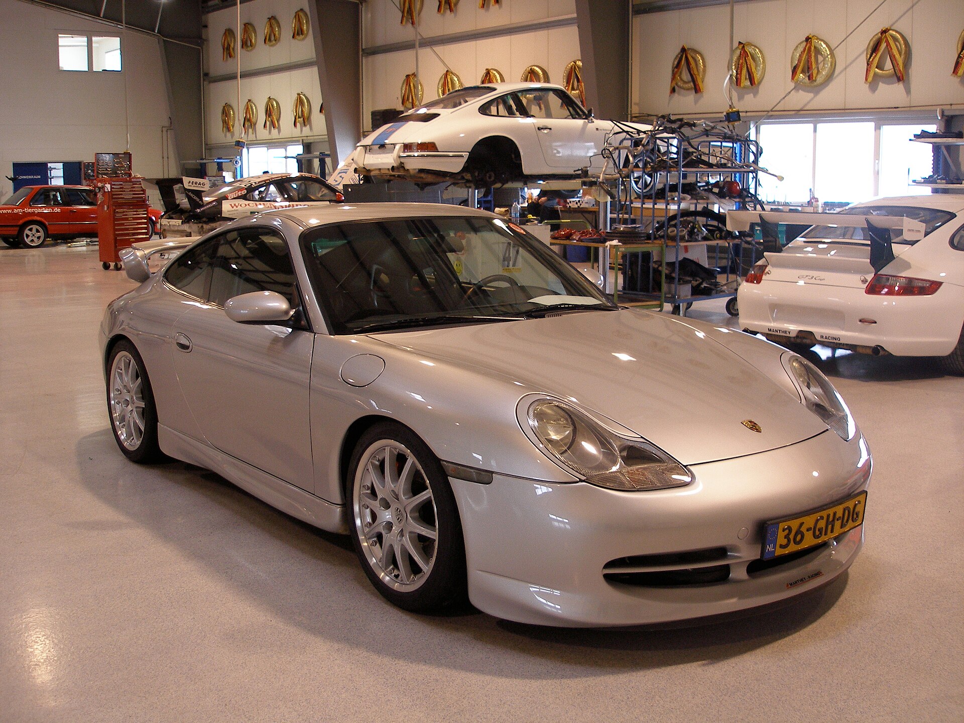 Manthey Racing场地内完成维护的Porsche 911 GT3，用于说明赛车服务场景，非本次股权交易现场资料图