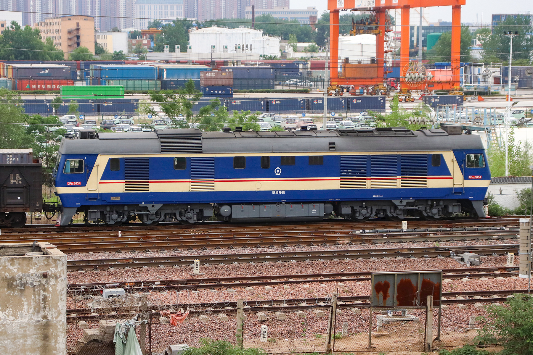 2022年郑州铁路集装箱中心站驶出的集装箱货运列车,资料图,非本次政策发布现场