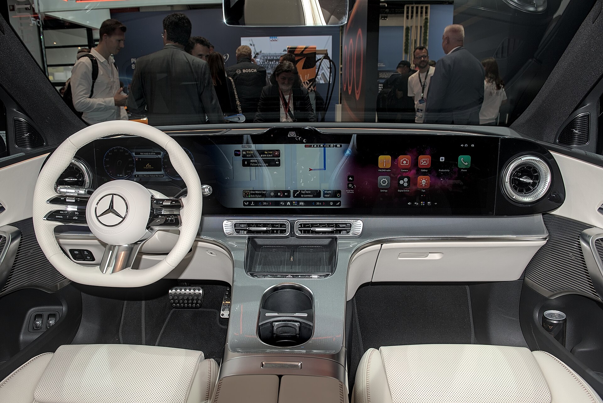 2025年慕尼黑IAA展会上的Mercedes-Benz GLC with EQ Technology,资料图;对应欧洲订单与车型换代环节