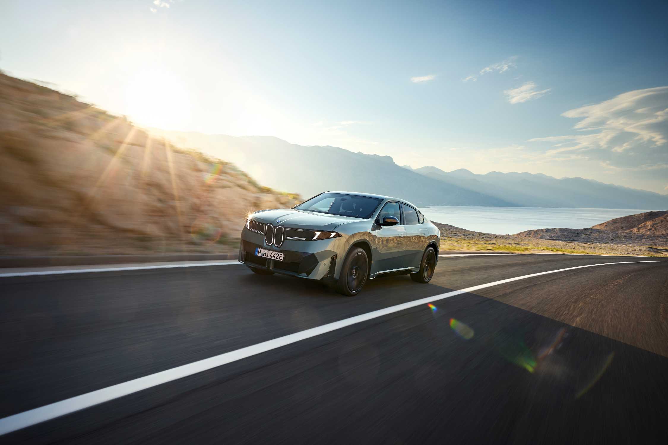 BMW iX4官方外观资料图，发布于2026年10月；非道路试驾或交付现场