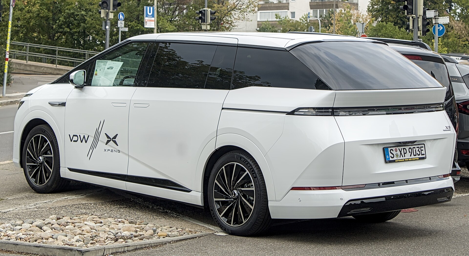 2026款小鹏X9实车,资料图;该车在基本驾驶功能上对中控屏依赖较高,实体控件项得分较低