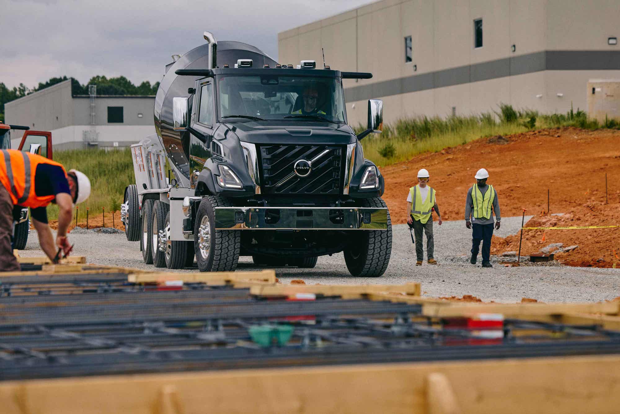 Volvo VNX在施工现场人车混行环境中作业，官方媒体资料；对应新车对视野、摄像头和主动安全的设计