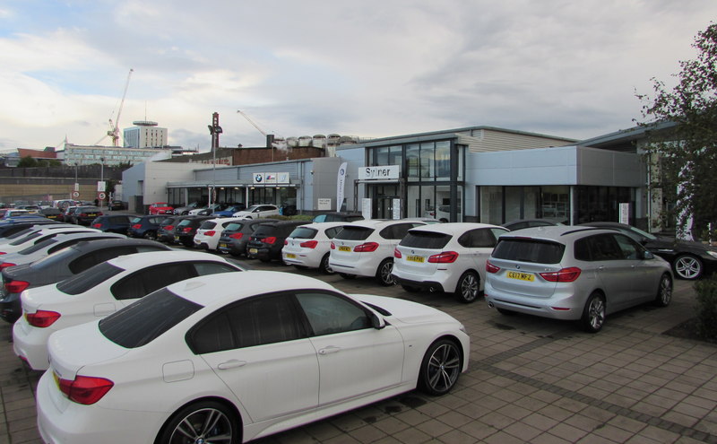 英国卡迪夫Sytner经销店外的展车，展示Penske Automotive的英国高端车零售网络