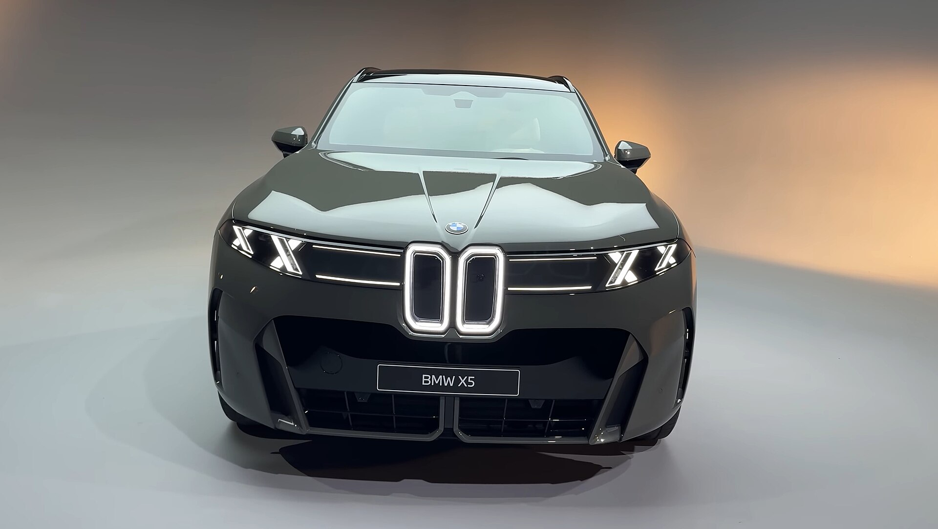 BMW iX5演示460千瓦快充，22分钟充到80%仍需一套尚未商用的桩