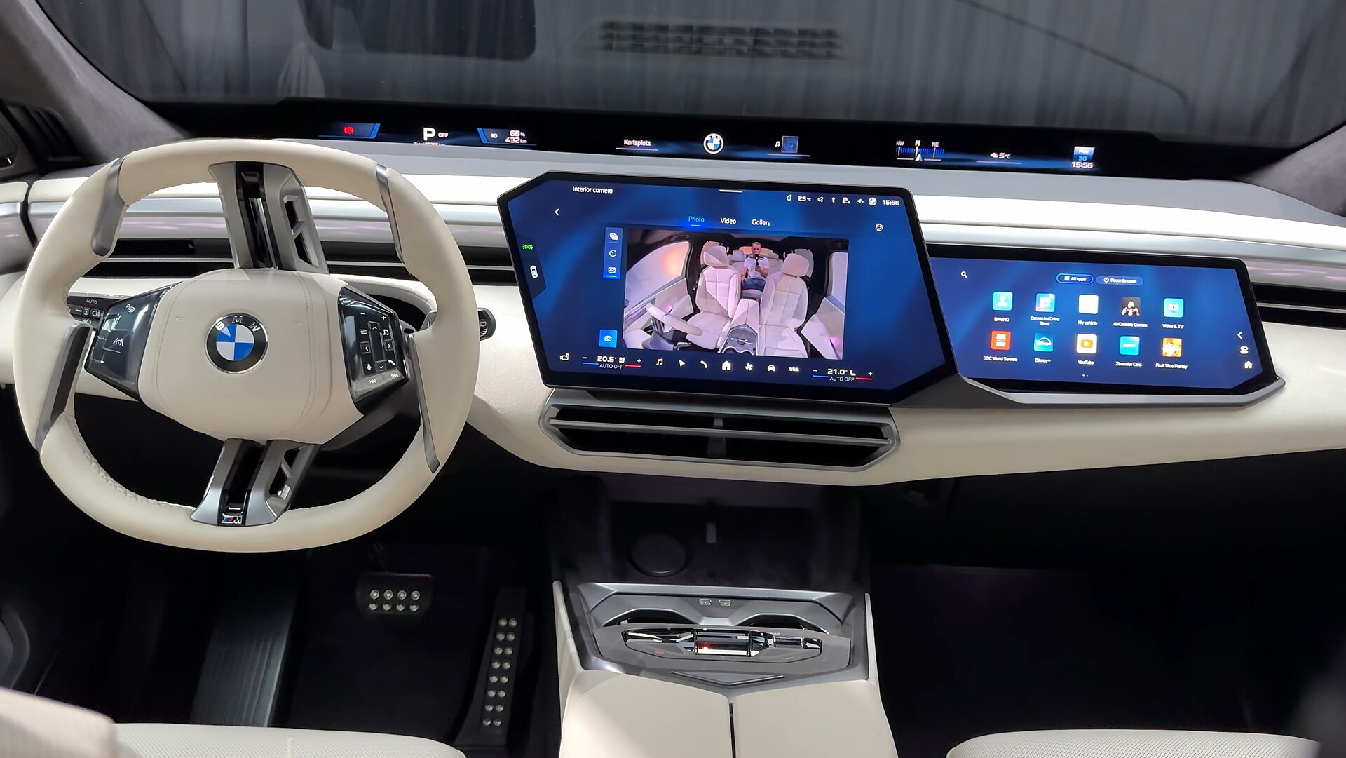 BMW iX5座舱资料图；对应驾驶者在公共充电环节看到的车辆状态与数字化交互