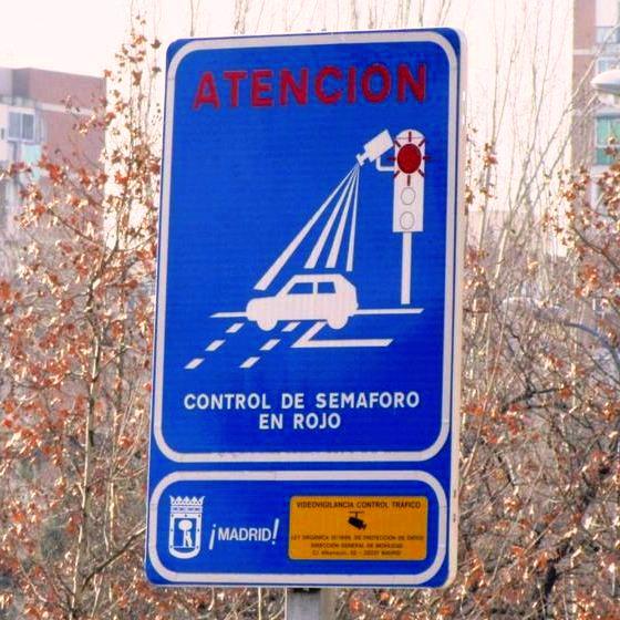 马德里道路上的红灯监控提示牌,资料图;对应Waymo需要识别并适配的当地交通标志和规则