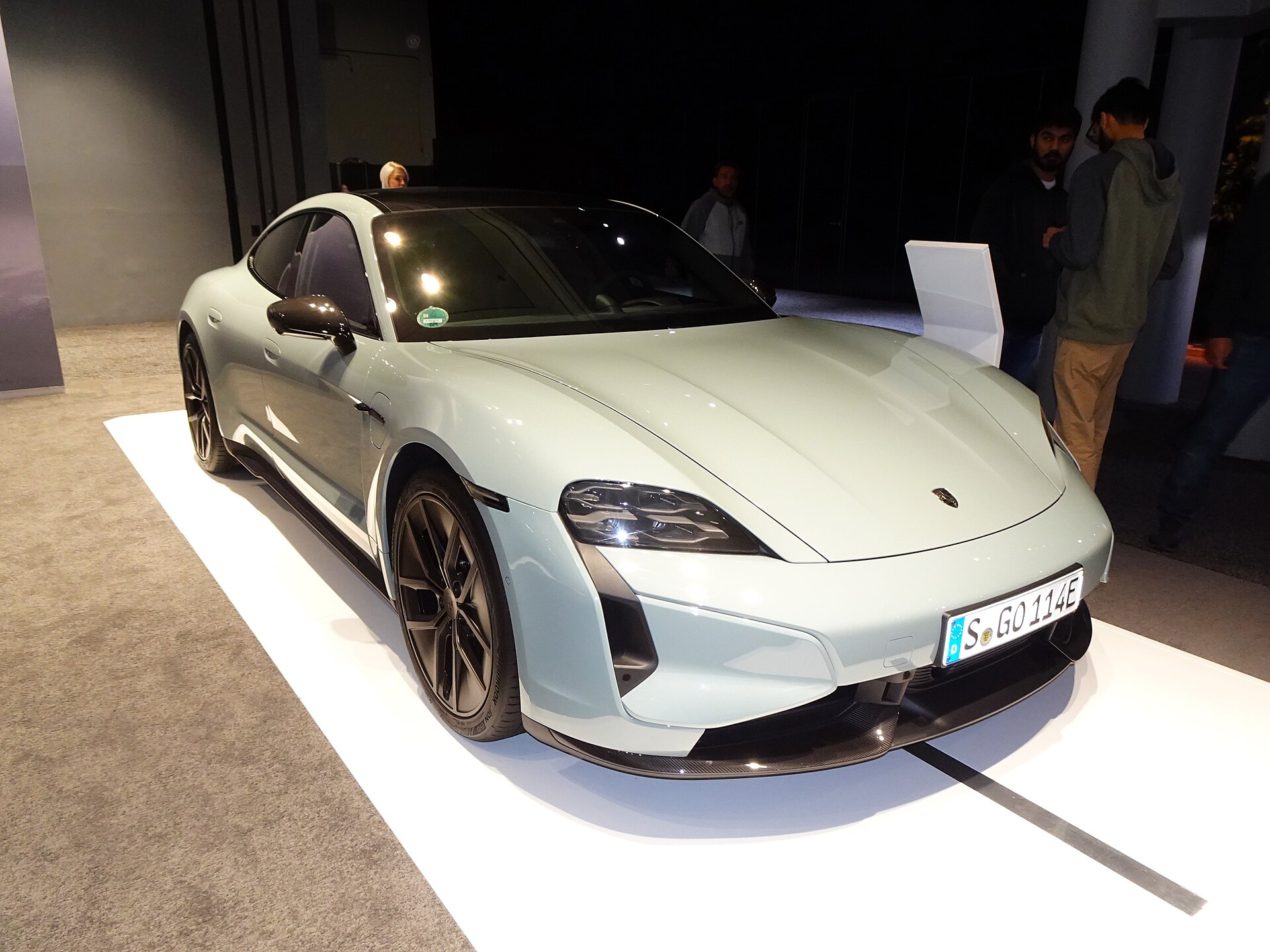 2024款保时捷Taycan Turbo S道路实车，资料图；对应公司在电动车需求走弱背景下调整产品组合