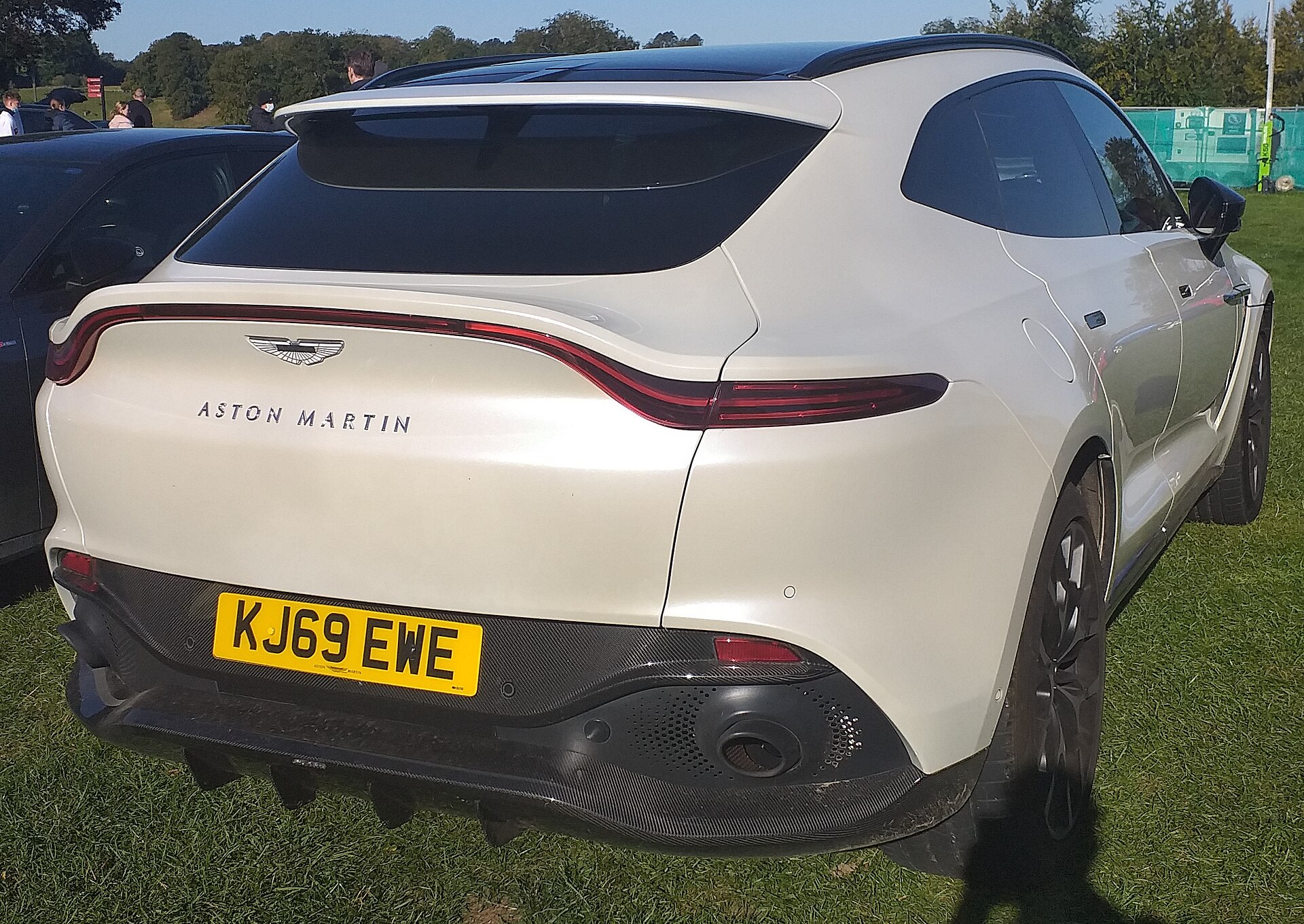 活动现场的Aston Martin DBX实车，资料图；对应核心车型销量与产品组合